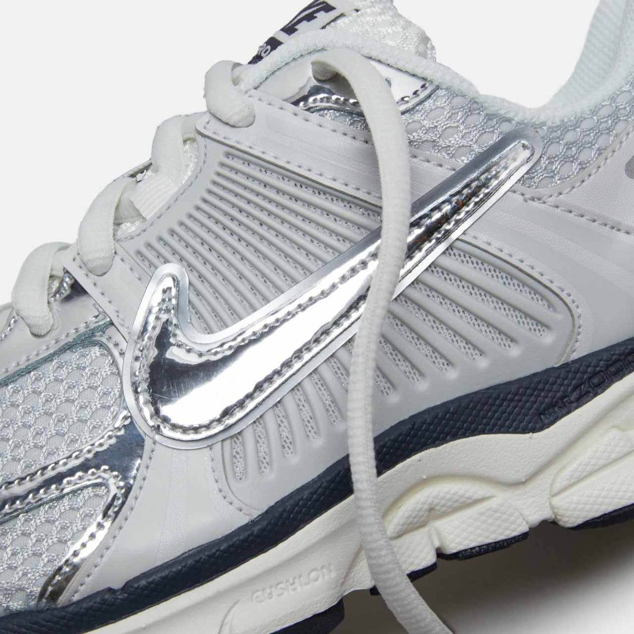 Women Kith Nike WMNS Zoom Vomero 5 - Photon Dust / Chrome / Gridiron / Sail