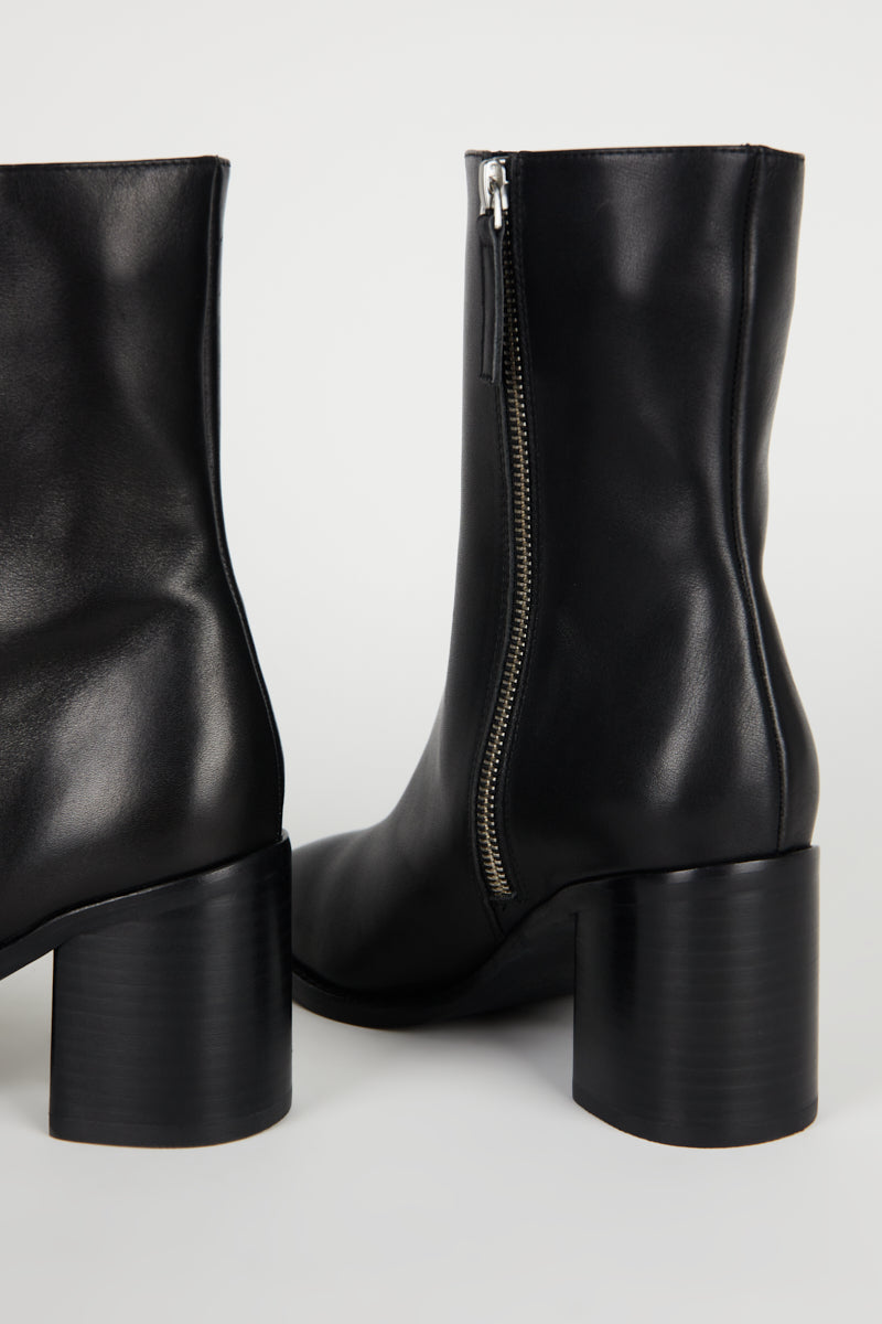 Intentionally Blank CONTOUR BOOT