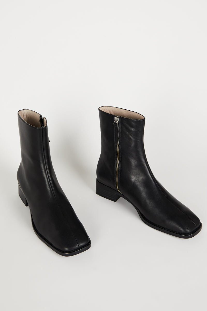 Intentionally Blank TOUR LEATHER BOOT