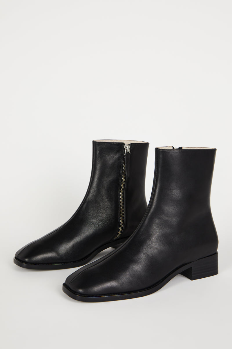 Intentionally Blank TOUR LEATHER BOOT