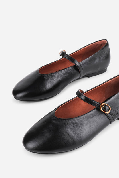 Intentionally Blank LARISA LEATHER MARY JANE FLAT