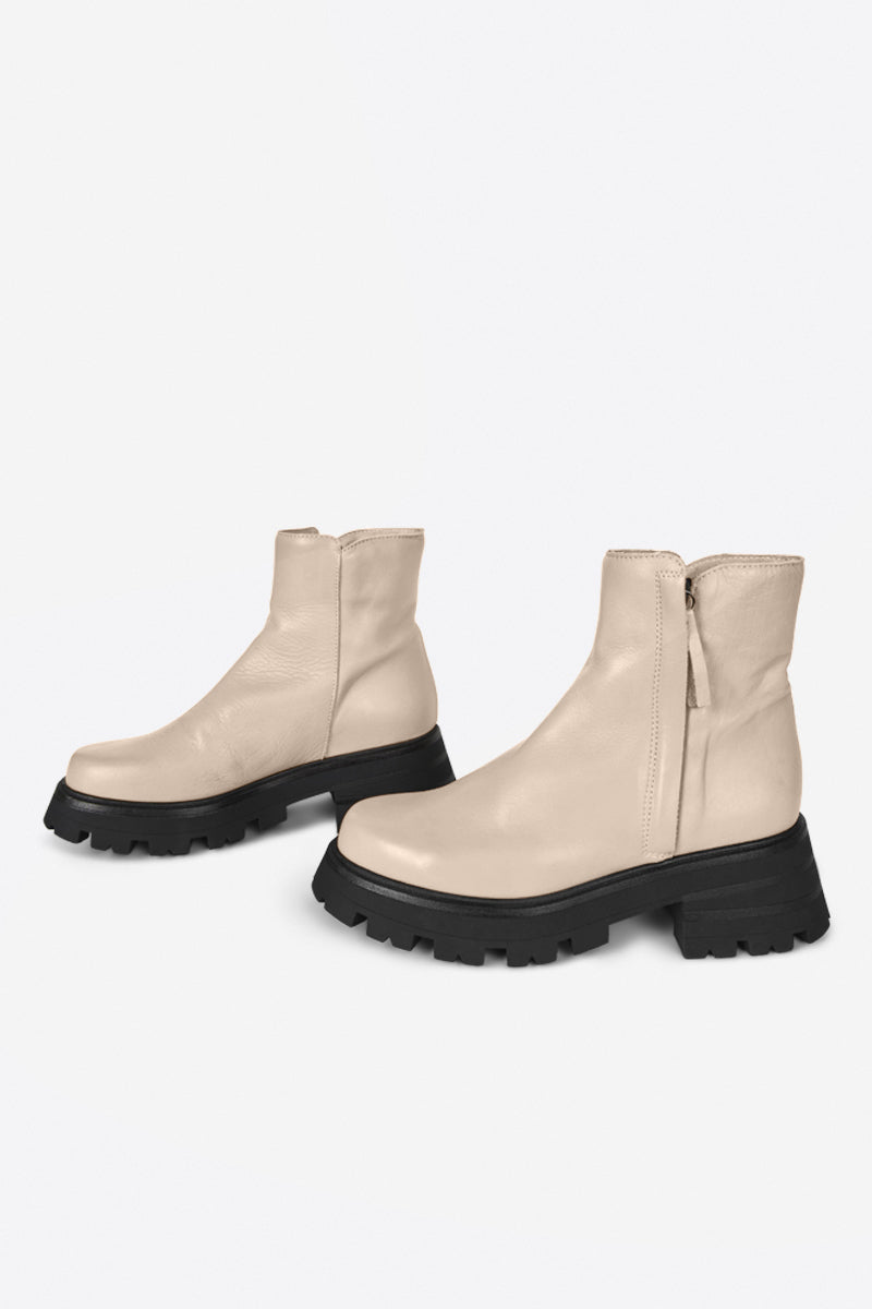 Intentionally Blank LARRY LUG SOLE BOOT