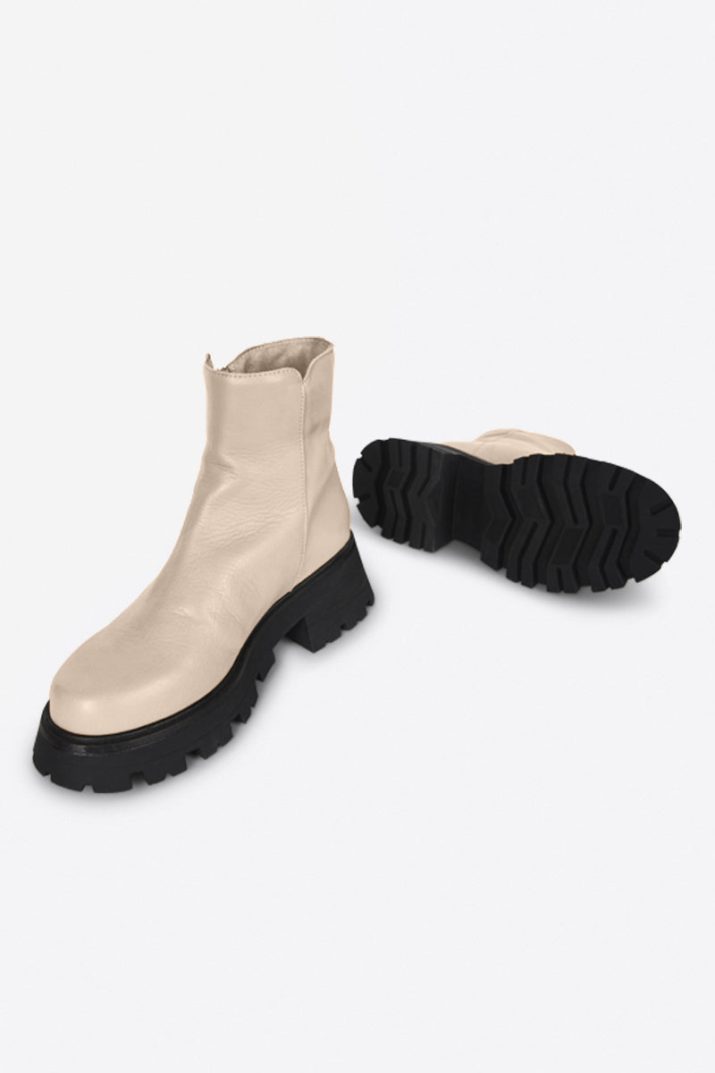 Intentionally Blank LARRY LUG SOLE BOOT
