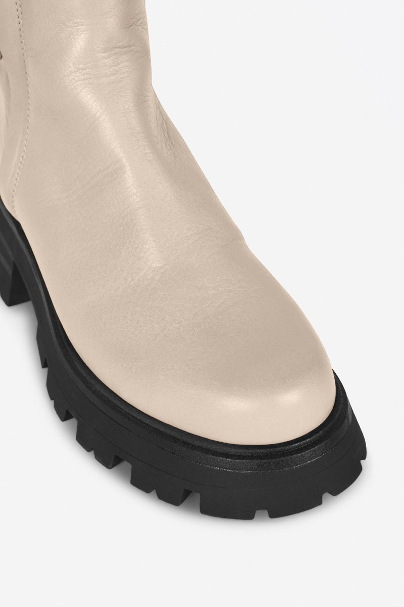 Intentionally Blank LARRY LUG SOLE BOOT