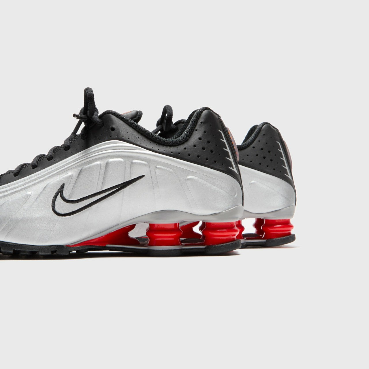 Men|Women Kith Nike Shox R4 P1 - Black / Metallic Silver / Max Orange