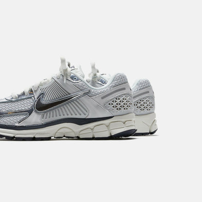 Women Kith Nike WMNS Zoom Vomero 5 - Photon Dust / Chrome / Gridiron / Sail
