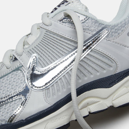 Women Kith Nike WMNS Zoom Vomero 5 - Photon Dust / Chrome / Gridiron / Sail