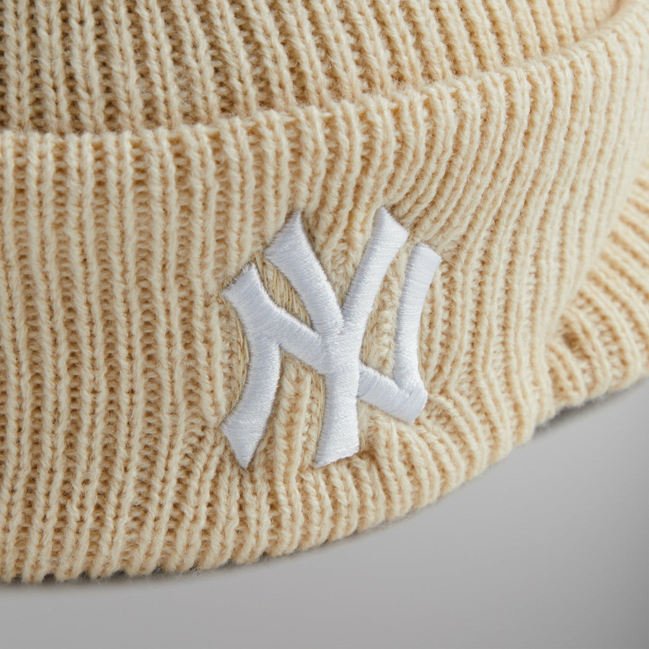 Men Kith Kith for the New York Yankees Visor Beanie - Sandrift