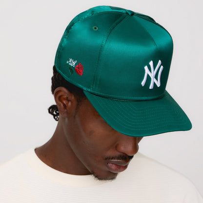 Men Kith Kith & New Era for the New York Yankees Satin 9FORTY Snapback - Scout