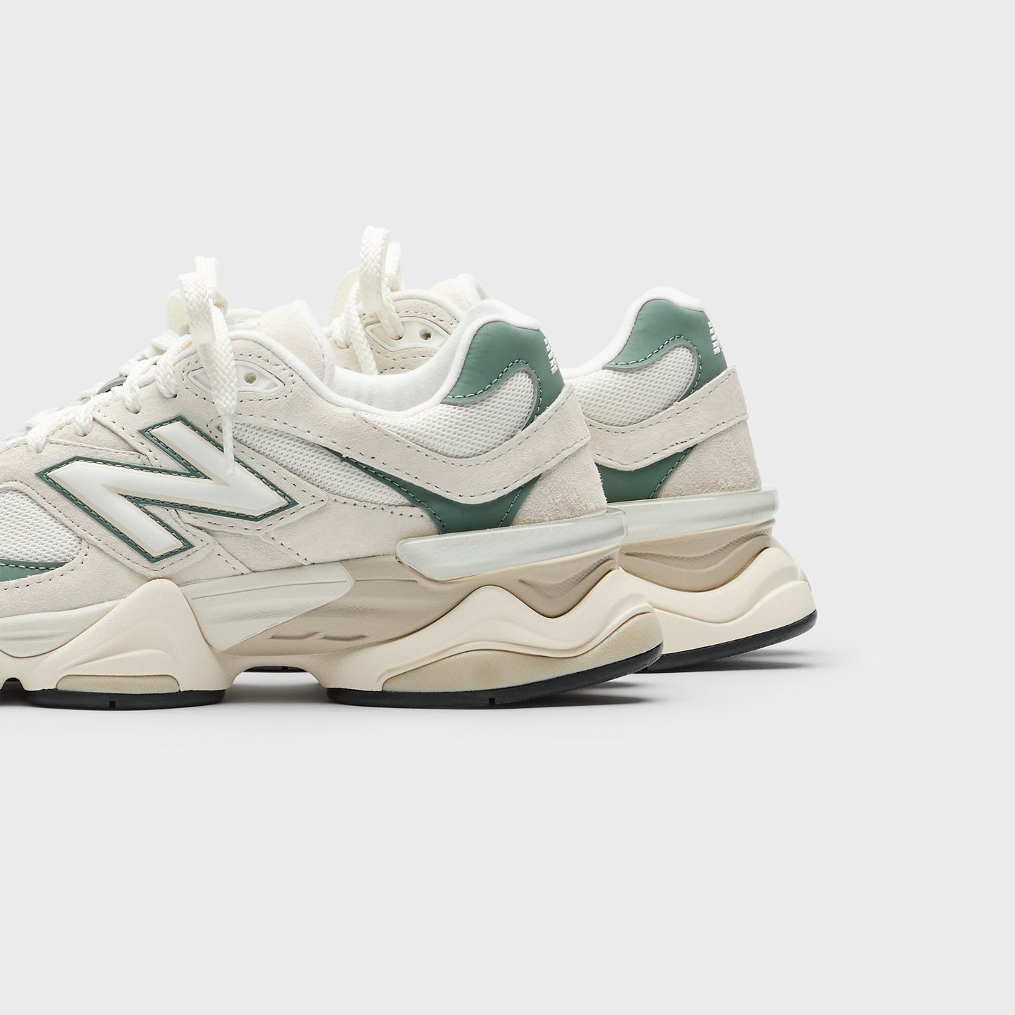 Men Kith New Balance 9060 - Linen / Dark Juniper