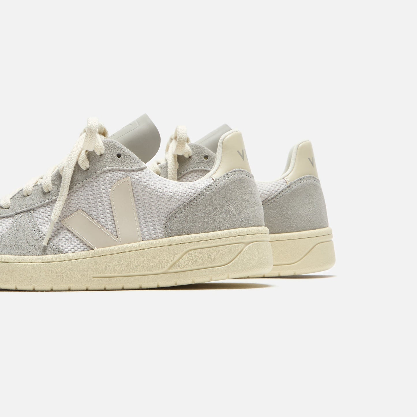 Men Kith Veja V-10 - Light Grey Pierre