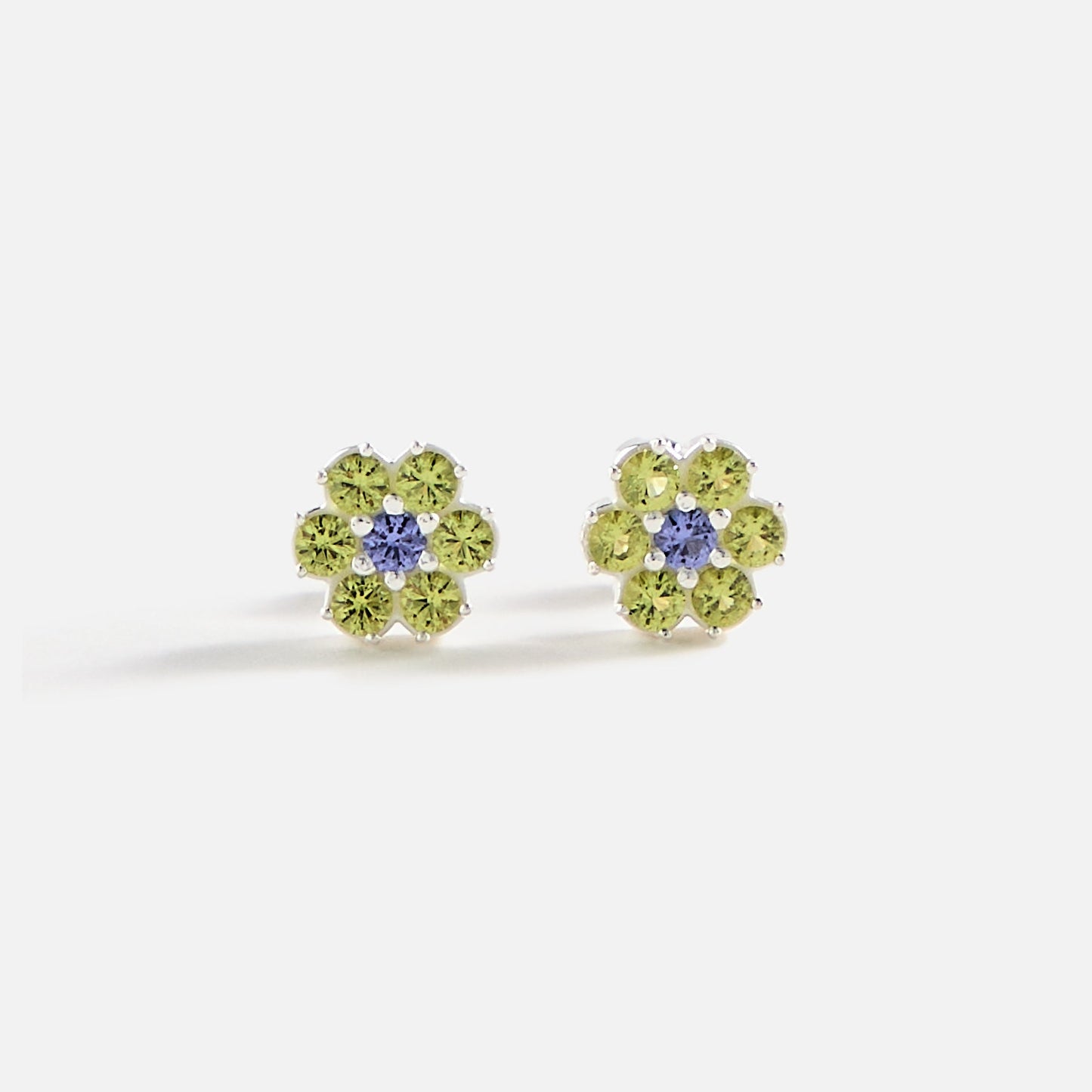 Men Kith Hatton Labs Daisy Earrings - Peridot / Tanzanite