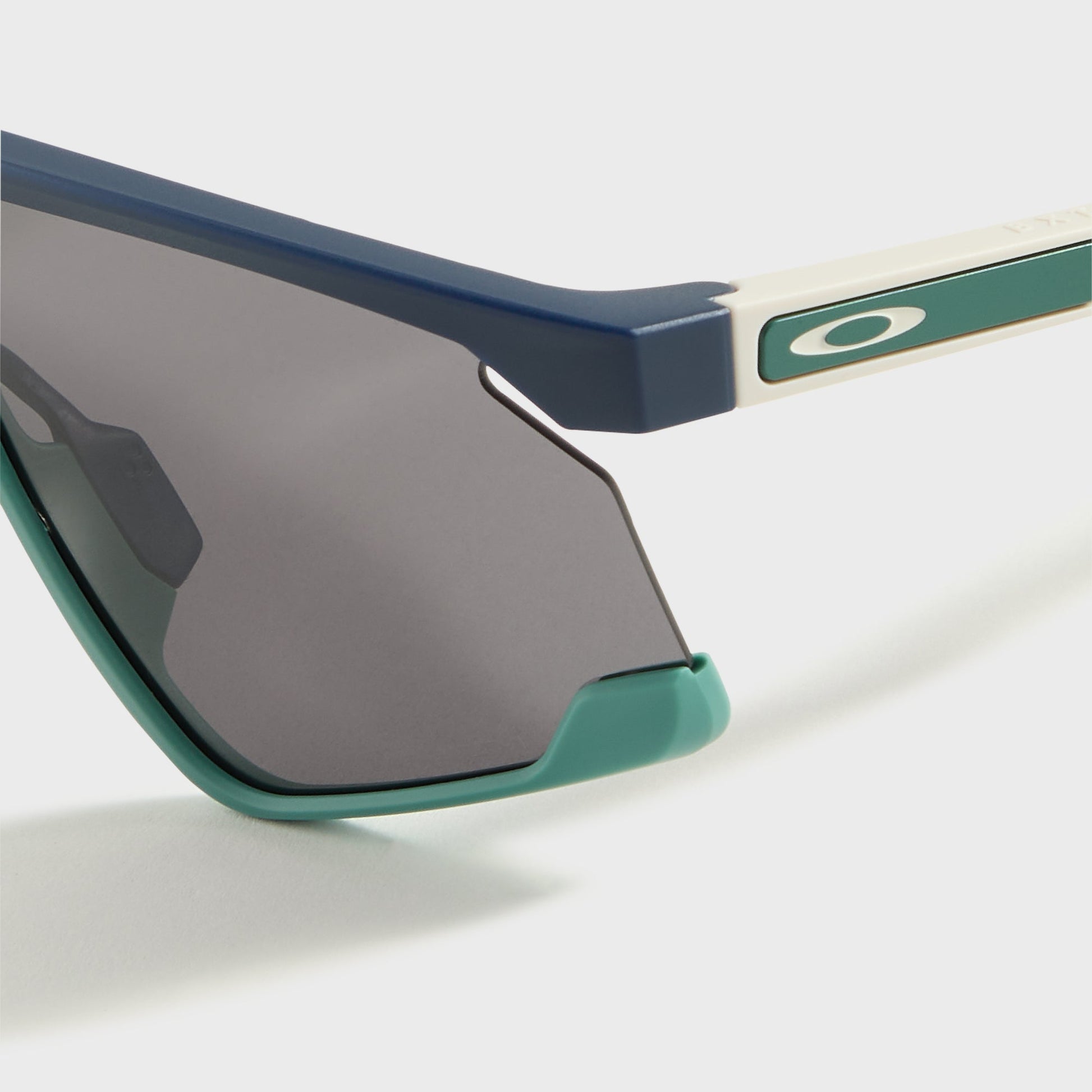Men Kith Oakley BXTR - Matte Abyss / Prizm Black