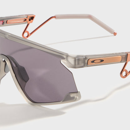 Men Kith Oakley BXTR Metal - Matte Grey Ink / Prizm Grey