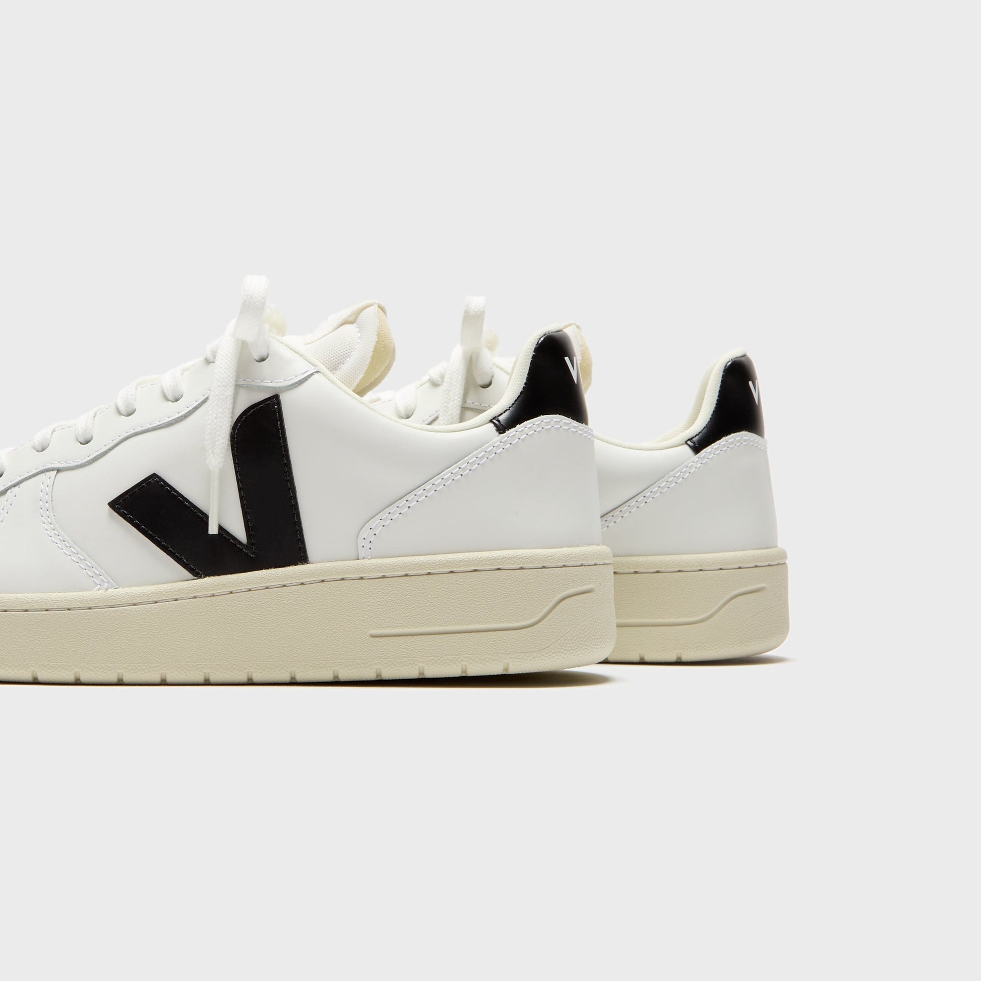 Men Kith Veja V-10 - Extra White / Black