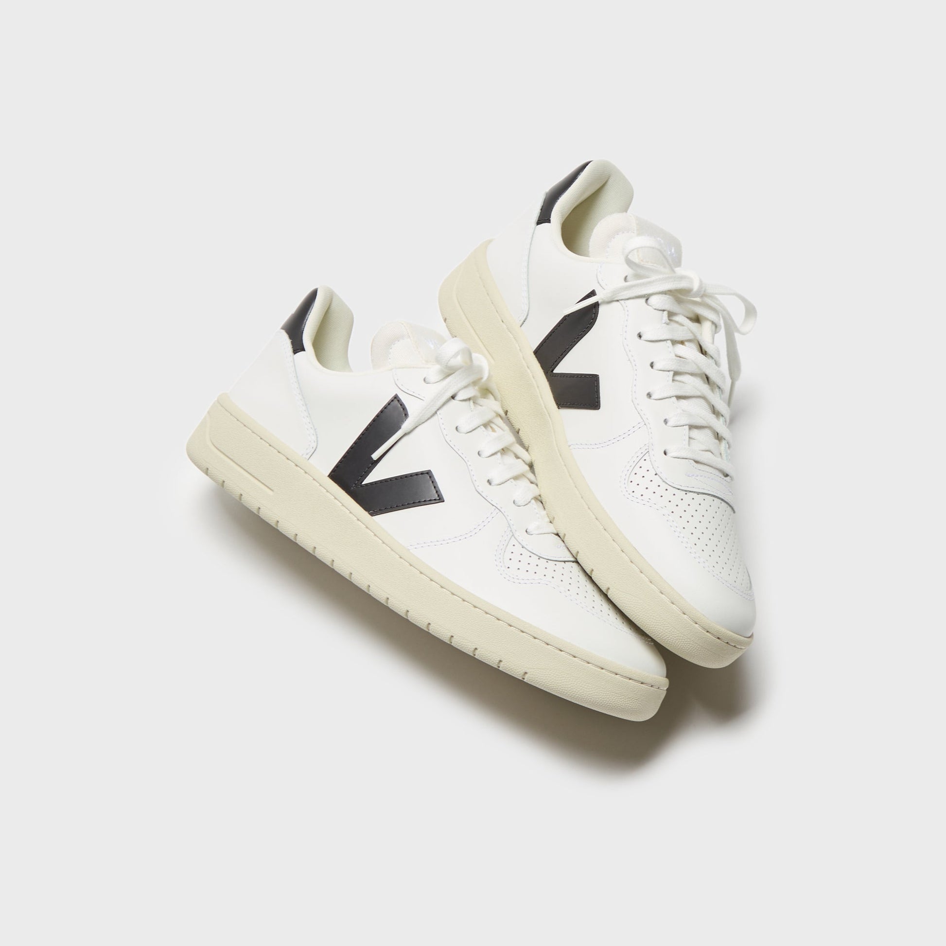 Men Kith Veja V-10 - Extra White / Black